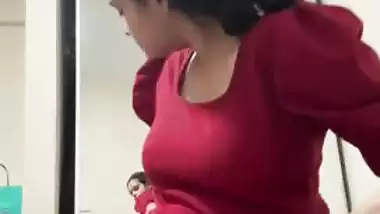 Indian nude babe records her fingering MMS for fun