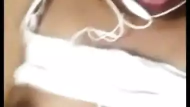 Young lover calls the Indian woman to watch her masturbating