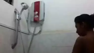 Sexy Bengali chick showing off her bathing clip