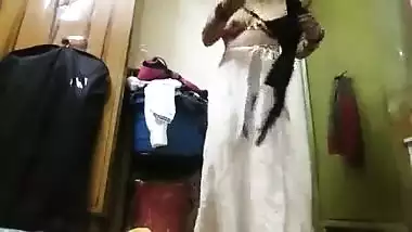 Desi wife nude selfie for her boyfriend video goes live