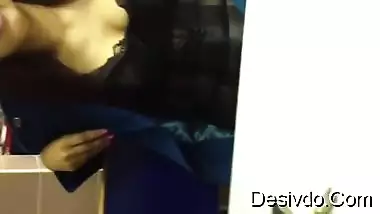 Desi showing pussy in restaraunt