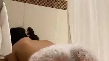 Naughty couple records their HD bathtub sex MMS