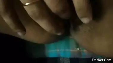 Exclusive- Sexy Indian Clg Lover Romance And Pussy Licking
