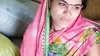 Aunty navel while sitting