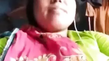 Amateur Desi MILF spreads legs to show XXX pussy in solo MMS video
