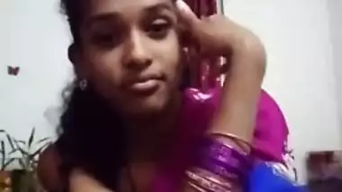 Cute girl in saree doing sefles.mp4