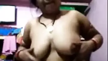 Desi Mature Bhabhi Masturbating