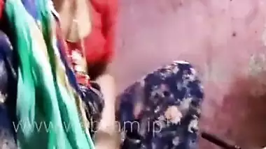 Dehati wife exposes rear on camera before Desi husband comes home