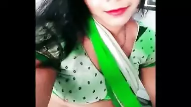 Hot marwadi housewife bhabhi roshni milky navel cleavage show
