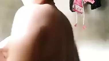 Cheating dehati hottie making her naked selfie in a bathroom