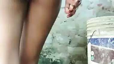 Sexy village girl shoots her nude MMS for fun