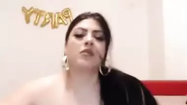 Big chubby Indian plays with her pussy on cam